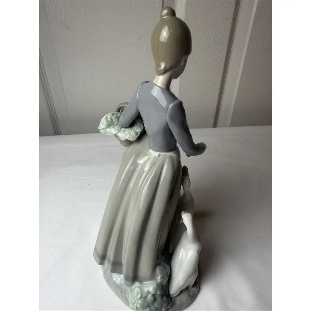 Rare Genuine LLADRO Porcelain Girl Feeding Geese Spain 10 in. With Box
